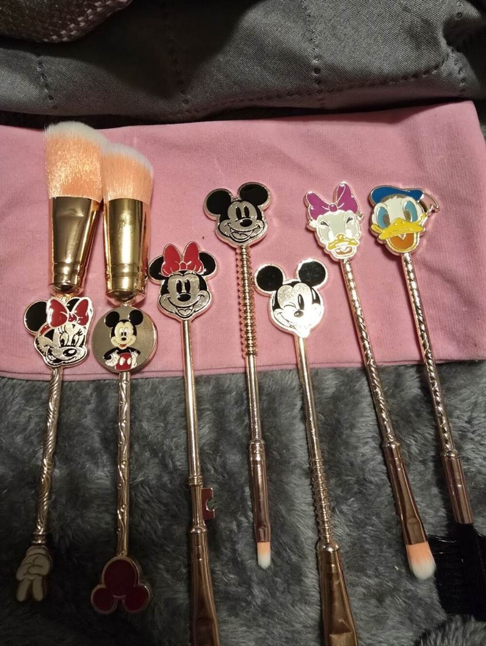 FREE WITH ANY 50$ COSMETICS PURCHASE!! DISNEY MAKEUP BRUSH SET